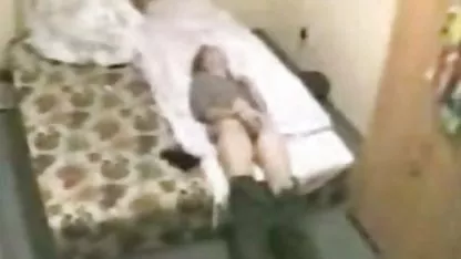 Una perra se mete en la policía, donde se pervierte servir. Ella se ofrece, ya sea de prisión o de mierda, la puta elige una mierda y luego de un matón en una máscara entra y comienza petardas chupando tetas a follar en todas las grietas