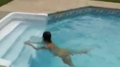 Las niñas jóvenes tratan petardas en la cosina de lesbianas sexo