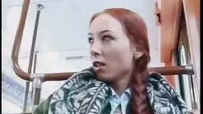 Zorra tetona se inserta su puta gruesa polla entre sus tetas y se petardas abiertas lo llevó al orgasmo