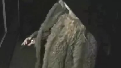 Bebé chica folla a sí misma en la hierba con un falo petardas hd 2018