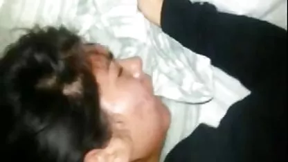 Isabel joven tiras en la petardas negros con rubias cámara