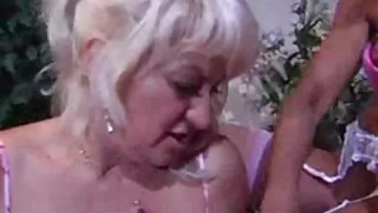 Pelirroja colectivo campesino se acaricia el coño petardas solas con un vibrador en un césped verde