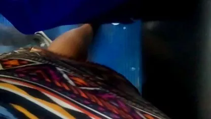 La morena lame una polla gruesa y ella está muy contenta con los gemidos de una pareja, ella se masturba el coño debajo de ellos y se petardas peludas gratis corre