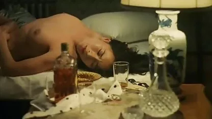 Sentada en la cara de un trabajador invitado de sunny Uzbekistán, el pelirrojo, ruso jefe, con sólo un empate en la ropa, petardas de 15 se folla a su boca, habiendo prometido aumentar su salario, se trata, este es perceptible por los gemidos de puta