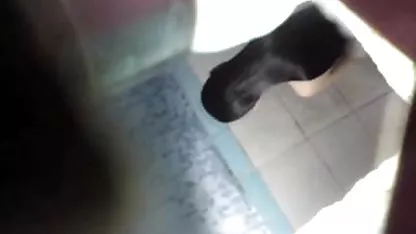 Seduciendo a su jefe a una melodía, se lo folla duro en el sofá, y luego, cuando ella ya no tiene la fuerza, la chica se sienta encima de su polla petardas viejas culonas y continúa a divertirse