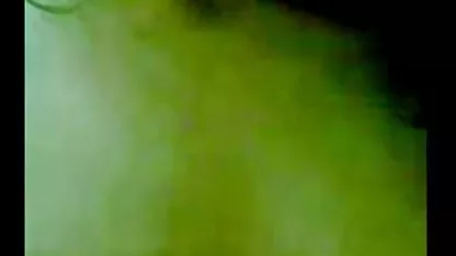 Baba folla ella misma petardas atadas con un gran falo y se corre