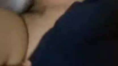 Samantha, emocionados, extiende las piernas, y un falo caliente entra jóvenes petardas lentamente su maravillosa, dulce agujero. La niña está encantada