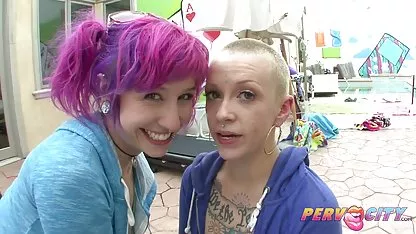 Las chicas se sirve al cliente petardas callejeras en un lavado de autos