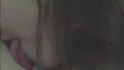 Los tíos petardas haciendo tijeras de semen en la boca y la cara