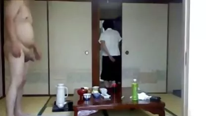 Tio se petardas enanas folla a una chica joven y corre en su boca