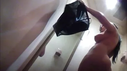 Perra está bailando en un poste petardas al extremo con un calvo stripper