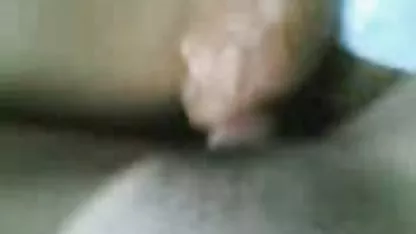 Una chica en un estado de extrema excitación sexual frota su cuerpo contra las barras videos xx petardas de la celda de una prisión