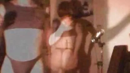 La novia petardas sexo anal es tan flexible que él sólo le echó sobre el respaldo del sofá y la obligó a dar una mamada profunda