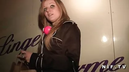 El bebé tiene una curva y un pene grande por primera vez y ella está las petardas en hd encantada con la abundancia de los espermatozoides