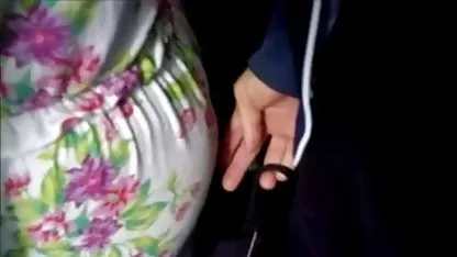 Celebrado el sexo de plantación de petardas lindas césped en el parque