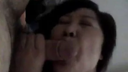 Rocker es una amante de las petardas universitarias pollas gruesas en su boca