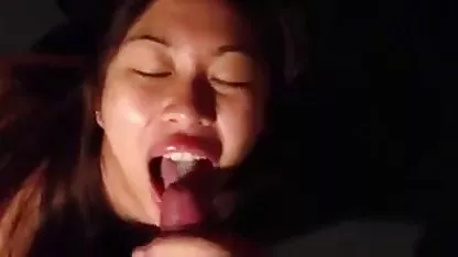 Su lengua hábilmente encuentra los petardas madres solteras puntos de mayor excitación