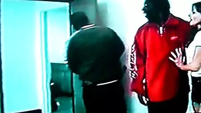 La belleza de las tiras de su ropa interior y se pone petardas de rubias en un apretado corsé negro, apenas fijación en su estómago, lo que la hace muy enojado. Va para el chico, la chica sustitutos de sus agujeros para el sneak
