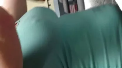 Los jóvenes estudiantes, alquilar un apartamento y vivir juntos. Una vez que se sintieron atraídos por el dulce, empezaron a jugar y frotis de uno a otro con mermelada, y ver videos de petardas luego a lamer con el coño de color rosa