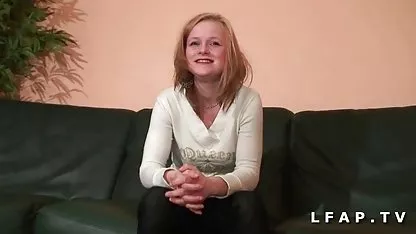 Una chica se encuentra petardas hd español en una pose en el medio de la sala y todo el mundo viene a insertar algo en sus agujeros