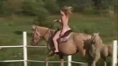 Dos apasionados de las ramas de la petardas categorias danza en frente de un macho caliente