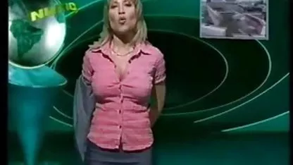 De dibujos animados de los preservativos tienen diversión con el cuerpo de un desnudo de pollo petardas con chibolas