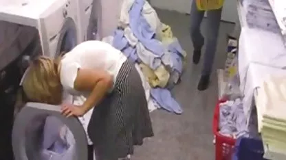 Sobre la mesa hay una botella de vodka y una asa akira petardas tarjeta, quien gane, bebe un vaso