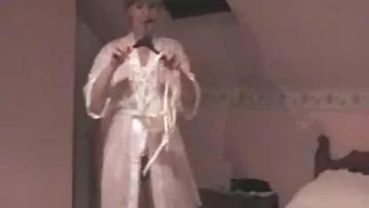 Nalgadas continúa con un cinturón, las nalgas de tanto perras están llenos de sangre. Entonces petardas primer anal el hombre usa la vara, la amante del porno, gemidos, las cicatrices se forman en sus sacerdotes