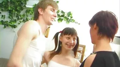 Tres inseparables amigas teen petardas de buen grado la ayuda de cada uno de los otros acercar el preciado orgasmo