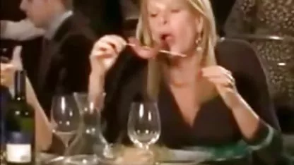 Ver a petardas de tetonas la novia jugosa de agujeros, el chico tomó su instrumento y condujo a la derecha en la boca del bebé, y él tomó sus agujeros