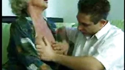 Lamió la cabeza de un miembro mega petardas como un caramelo y se aspira el relleno
