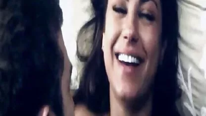 Él dobló sus petardas vieja y joven piernas y llevado al orgasmo