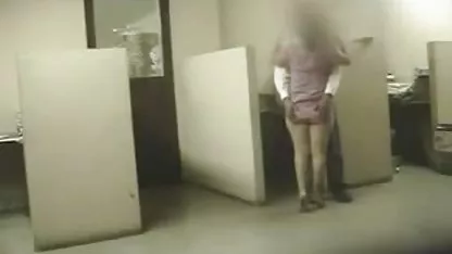 Ella petardas culonas y tetonas lleva medias y hermano llama su dedo para acariciar su coño con la lengua