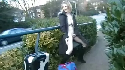 Una hermosa chica con grandes ordeños vino para un petardas sabrosas masaje y le pidió firmemente aplastar su cuerpo. El hombre no entender correctamente la frase duro masaje y la difusión de las piernas de la chica, comenzó activamente desgarro de su coño