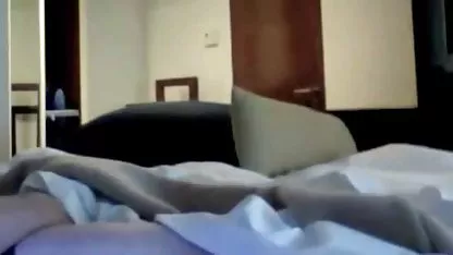 La heroína abrió las piernas, y su pareja puso su puño videos para adultos petardas en su vagina