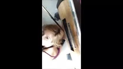 La chica está tratando videos xxxx petardas de chupar una polla, así que es agradable a la vista en su