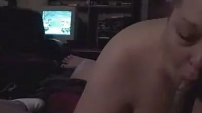 Sexy rubia en petardas por dinero medias de rejilla ama a arrastrar un cigarrillo y acariciar su coño