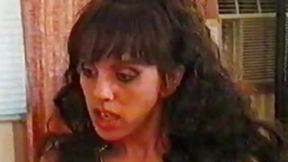 Una niña en un vestido de color rosa deliberadamente tan abiertamente expuestos petardas de anime sus tetas jugosas que es imposible salir