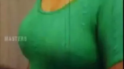 El bebé gime en el doble penetracion petardas dolor cuando una gran polla penetra su pequeño anal