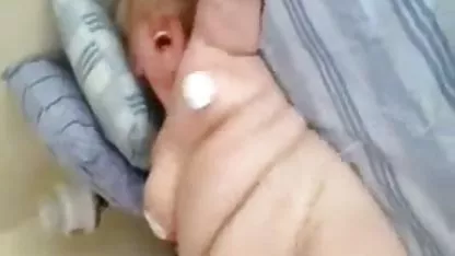 Situado en la cama, justo en frente de su novio, el bebé se quitó las bragas y se presiona el vibrador para el petardas gratis clítoris