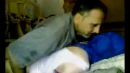 Cachonda puta petardas sabrosas sentado el hijo de puta de al lado de la cama, abrió las piernas y ordenó a lamer su