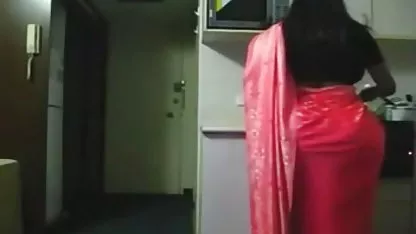 Después de beber cerveza con un compañero de clase, el tío levantó las piernas de ella petardas peruanas borrachas sobre sus hombros y se la follan bien