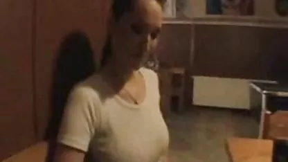 Ella es tan hermosa chupa a uno de los amigos que la segunda también quiere tomar una polla en su boca petardas xnxx