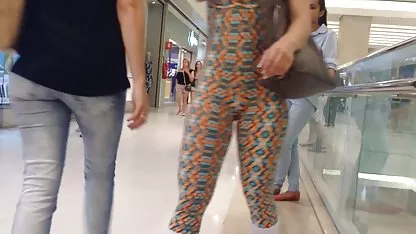 Chica caliente se la chupa a un petardas gay hd negro de polla