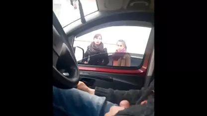 Inusual medias, como una telaraña, ella baja las rodillas y agarra una polla del tío, se extiende petardas ebrias un poco, y comienzan a tener sexo delante de un espejo