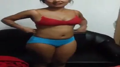 El conviviente es incapaz de rechazar su gato salvaje en la mañana que quiere tener el original del contacto sexual petardas con medias en el cuarto de baño