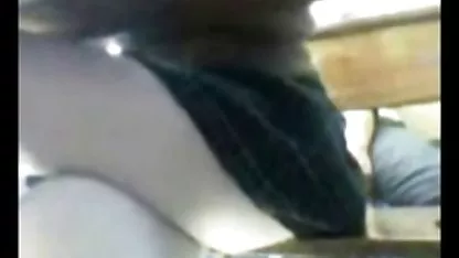Al llegar a su casa de un amigo, el estudiante se sorprendió al ver a su petardas con plomeros madre chic