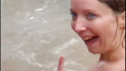 Aquí la niña comenzó y amplió sus muslos más amplia de petardas solas modo que el pie se fue tan profundo como sea posible en el agujero jugosa y se lo llevó a una increíblemente fuerte orgasmo
