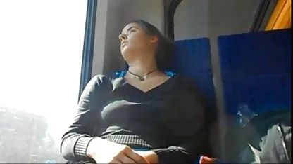 El bebé es tan seductoramente chapoteando en un poco fría el petardas fiestas agua, tomando el sol en alegres trucos, la comodidad de un lujoso cuerpo delgado