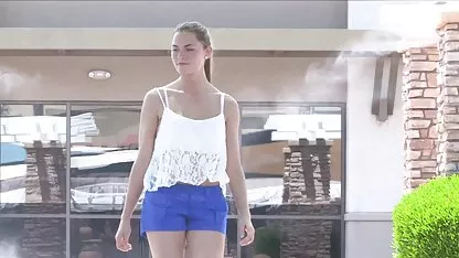Una chica sexy de repente se precipitó en la sala de entrenamiento a su novio, que está trabajando duro en el boxeo, y lo seduce para calentarse petardas tatuadas un poco con su peso pistón en su coño mojado